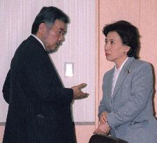 Prime Minister Junichiro Koizumi decided to sack Foreign Minister Makiko Tanaka (L) and Vice Foreign Minister Yoshiji Nogami (R)